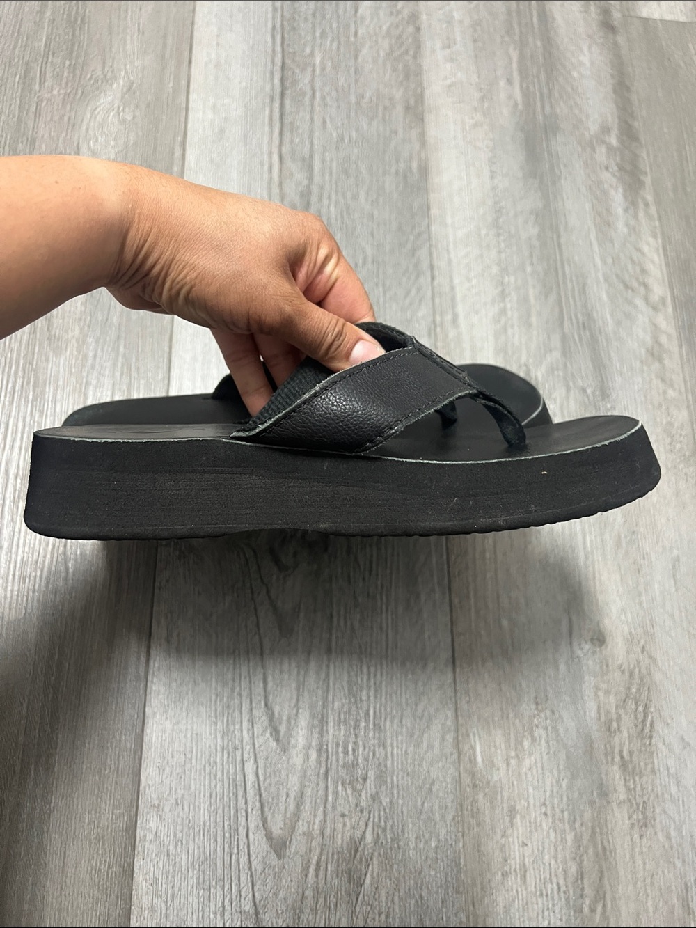 Reef Women's Butter a platform wedge flip flop / black / size 8